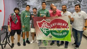 QUE MORAL - TORCEDORES REALIZAM O SONHO DE CONHECER SEUS ÍDOLOS DO FLUMINENSE NO CT CARLOS CASTILHO