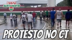 TORCIDA FAZ PROTESTO NO CT DO FLUMINENSE