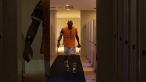 DE ARREPIAR - Felipe Melo emocionado durante a final da Libertadores 2023.